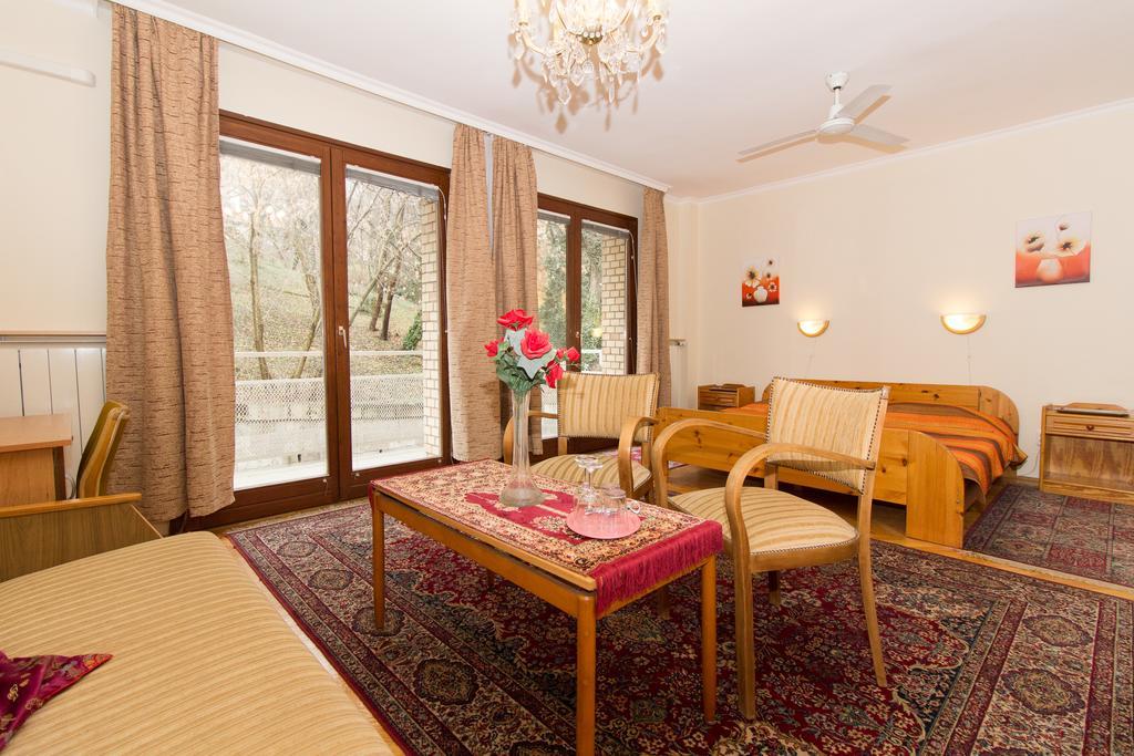 Budavar Bed And Breakfast Budapeste Exterior foto